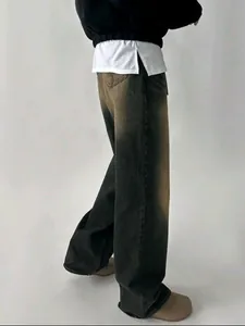 Vista lateral detallada de vaqueros anchos vintage para hombre con lavado degradado