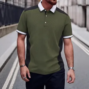Détail d'un polo homme vert olive en jacquard avec empiècements noirs contrastés