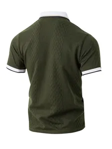 Vue arrière du polo jacquard vert foncé pour homme avec détails de col blanc contrasté