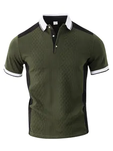 Vue détaillée du polo en jacquard vert avec panneaux noirs et col blanc élégant.