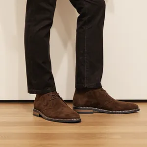 Detailansicht brauner Wildleder-Herren-Desert-Boots kombiniert mit dunkler Freizeithose