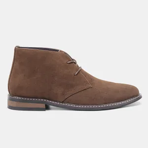 Vue latérale détaillée de bottines desert classiques en daim marron pour hommes