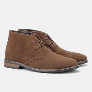 Vue détaillée de bottines chukka marron en daim pour hommes avec lacets élégants.