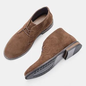 Bottes désert classiques en daim marron avec tige texturée et semelle extérieure robuste