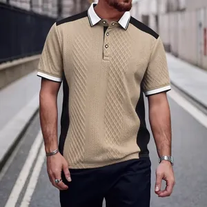 Vue détaillée d'un polo décontracté pour hommes avec texture jacquard et blocs de couleurs.