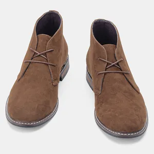 Bottes desert classiques en daim marron pour hommes avec laçage à deux œillets robuste