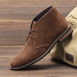 Gros plan de bottines desert en daim marron montrant les coutures fines et la texture.