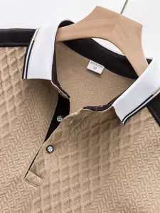 Vue détaillée d'un col de polo en jacquard pour homme avec motif texturé