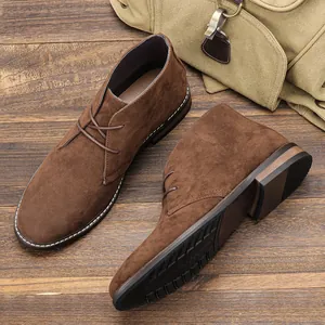 Vue détaillée de dessus des bottines desert en daim marron montrant la texture du cuir.