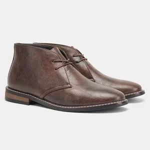 Vue détaillée des bottines de désert marron avec fini texturé et surpiqûres.