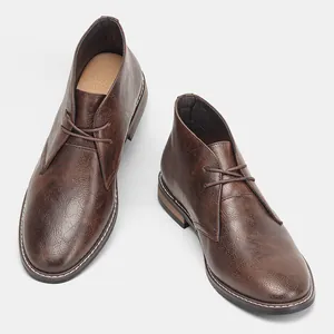 Vue détaillée des bottines desert en cuir marron pour homme avec finitions brossées