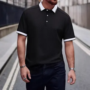 Détail d'un polo noir pour homme en jacquard avec col blanc contrasté élégant