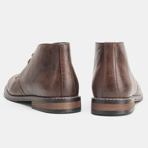 Vue arrière détaillée de bottines desert élégantes en simili cuir marron texturé.