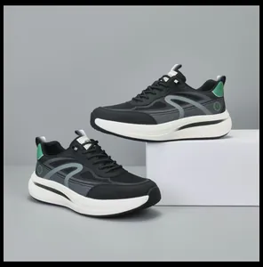 Vista laterale dettagliata delle sneakers sportive traspiranti nere e verdi con suola spessa