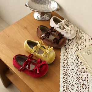 Cuatro pares de zapatos de terciopelo tipo Mary Jane para bebé niña con lazos