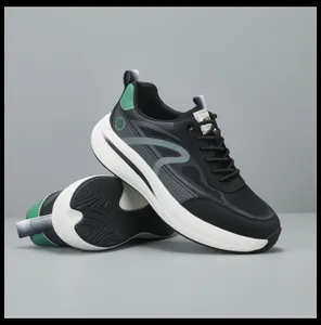 Vista dettagliata delle scarpe da corsa in mesh traspirante da uomo con suole bianche.
