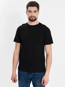 Detail view of a classic black short-sleeve t-shirt for men on model