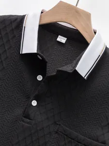 Détail d'un polo jacquard noir pour homme avec col blanc et boutons, vue rapprochée