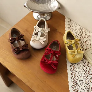 Vista detallada de zapatos Mary Jane de terciopelo para bebé en cuatro colores suaves