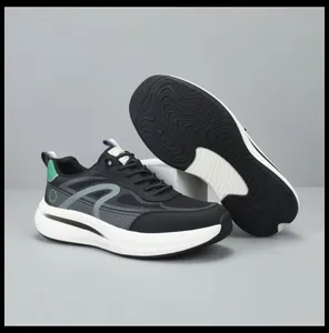 Vista dettagliata delle scarpe da corsa in rete nera traspirante da uomo con suola bianca