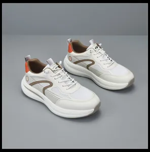 Paia di sneakers in mesh bianco traspirante con accenti arancioni