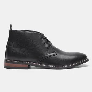 Vue latérale détaillée d'une bottine désert en cuir noir texturé avec talon aspect bois
