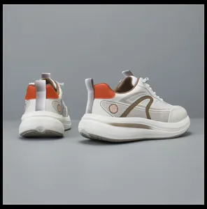 Vista posteriore di sneaker da uomo leggere e traspiranti con suola spessa e dettagli arancioni.