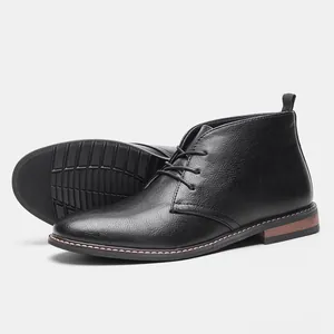 Vue détaillée des bottines desert chukka noires pour hommes avec semelle antidérapante