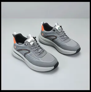 Vista dettagliata di sneakers da uomo in mesh grigio traspirante con eleganti dettagli arancioni