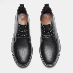 Vue de dessus de bottines desert en cuir grainé noir pour hommes avec lacets