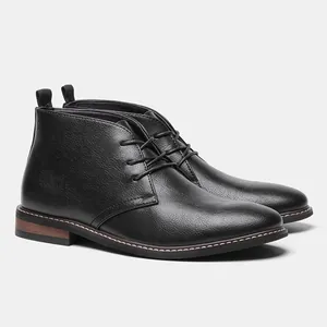 Vue détaillée de bottines chukka classiques en cuir noir pour hommes avec lacets
