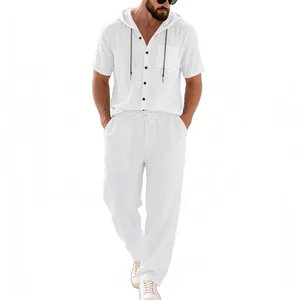 Completo estivo da uomo in lino bianco con camicia con cappuccio e pantaloni coordinati