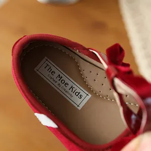 Vista detallada de la plantilla del zapato rojo para bebé con logo de The Moe Kids