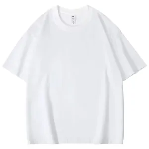 Κοντινή λήψη ενός λευκού ανδρικού t-shirt με κοντά μανίκια και χαμηλωμένους ώμους.