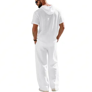 Vista posteriore del set da uomo in lino con camicia con cappuccio e pantaloni