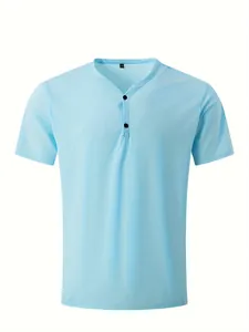 Vue détaillée d'un t-shirt Henley bleu clair à manches courtes pour homme avec boutons