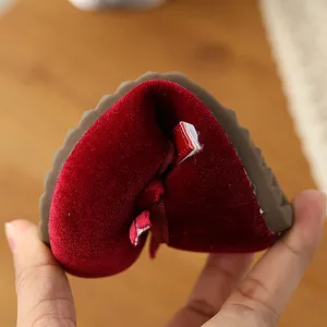 Primer plano de zapatos de bebé rojos con suela blanda que muestra su flexibilidad