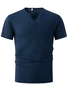 Dettaglio maglietta da uomo blu navy con scollo a V e trama a costine verticali elastiche