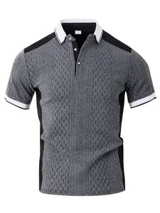 Vue détaillée de la texture tricotée en jacquard gris de ce polo tendance pour hommes.