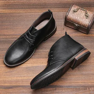 Détail de bottines desert en cuir noir présentant une finition texturée élégante