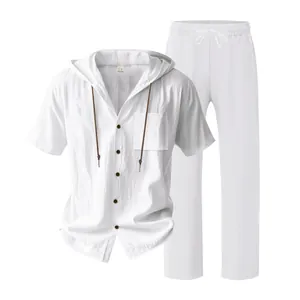 Vista frontale di un set in lino bianco da uomo con camicia con cappuccio e pantaloni
