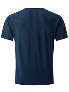 Vista dettagliata del retro di una t-shirt da uomo blu scuro a maniche corte con texture a costine.