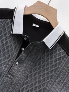 Détail d'un polo en maille jacquard grise avec col rayé et boutons de fermeture