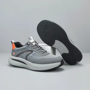 Scarpe da corsa da uomo in mesh grigio con suola spessa e dettagli completi della suola