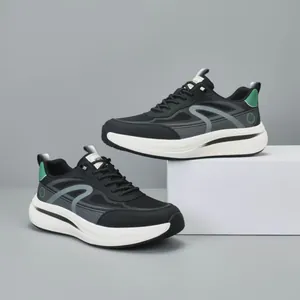 Sneakers da uomo in mesh traspirante con suola spessa nere e verdi per la corsa all'aperto