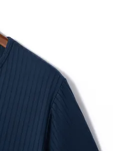 Dettaglio ravvicinato del tessuto a costine blu navy di una t-shirt elasticizzata da uomo