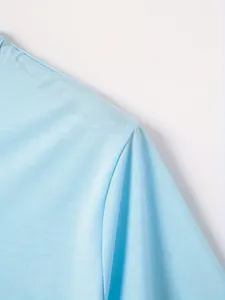 Détail en gros plan de la couture d'épaule et du tissu respirant d'un t-shirt Henley bleu ciel