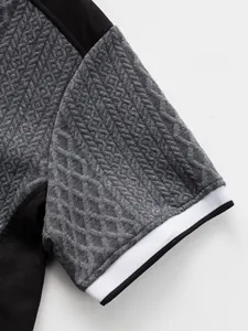 Gros plan d'un t-shirt pour homme montrant la texture jacquard grise et le bord-côte