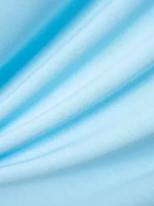 Vue macro de la texture du tissu côtelé bleu clair respirant pour t-shirt d'été homme