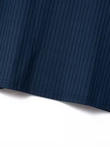 Dettaglio del tessuto a coste blu scuro e cuciture dell'orlo su t-shirt da uomo traspirante